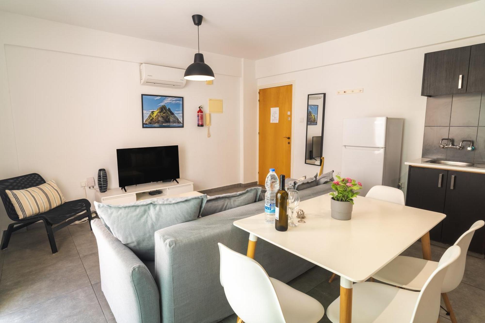 Ferienwohnung Kave Blue Mackenzie 1 Bdr Flat with Pool Larnaka Exterior foto