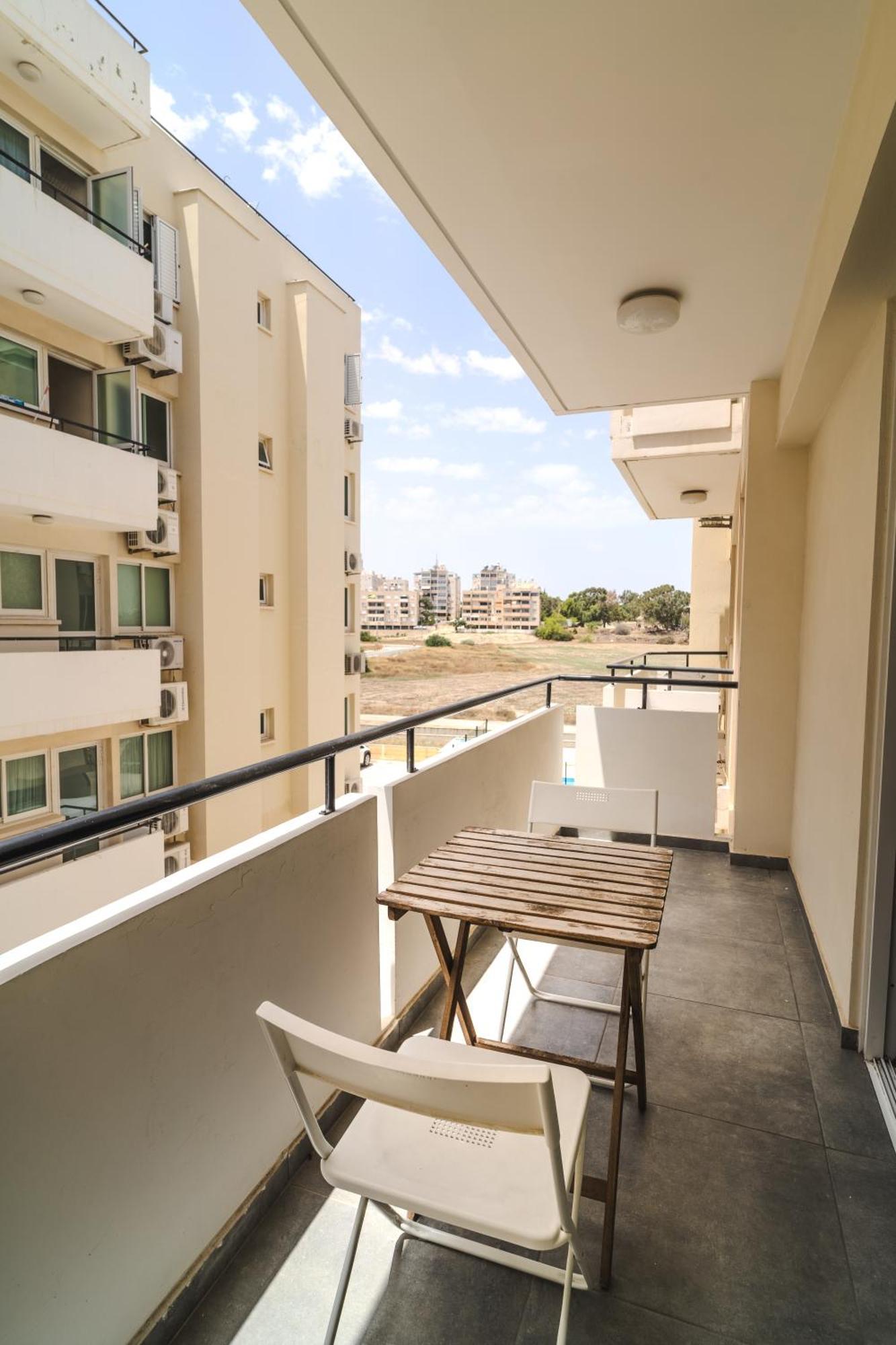 Ferienwohnung Kave Blue Mackenzie 1 Bdr Flat with Pool Larnaka Exterior foto